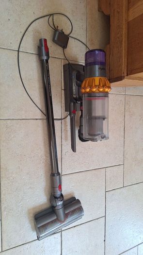 Dyson v15 vacuum cleaner
