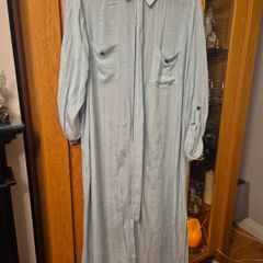 Que shirt blue dress