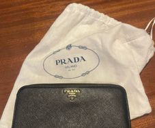 Prada Wallet Women's Excellent Condition