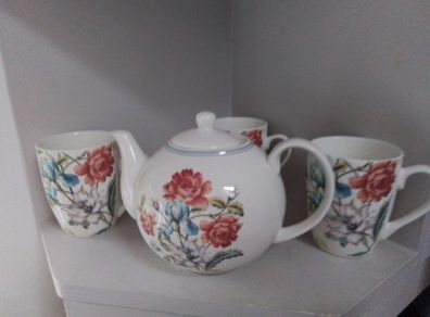 Emma James Teapot & Mugs