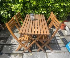 garden table and chairs