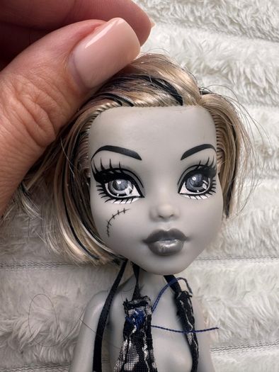 Mattel Monster High Skull Shores 2008 Black and White Frankie Stein Glue Hair Legs a bit loose (between body and legs) Used Please see photos