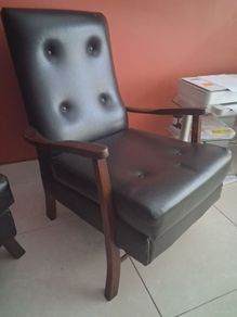 Black leather lounge chair