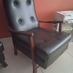 Black leather lounge chair