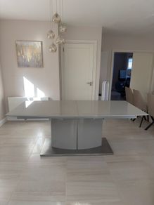 Extendable dining table