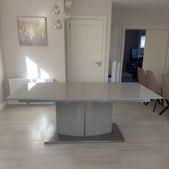 Extendable dining table