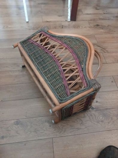 Wicker magazine Rack