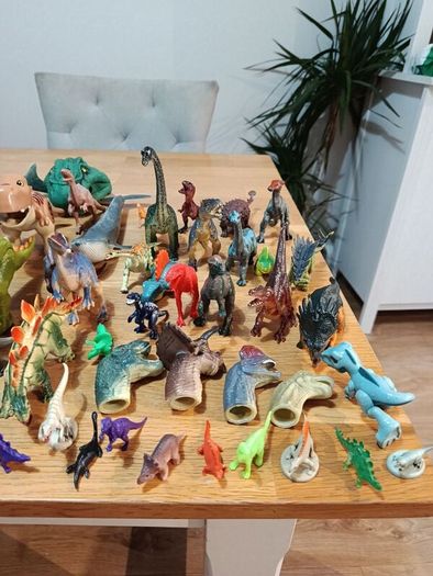 81 dinosaurs including finger and hand puppets