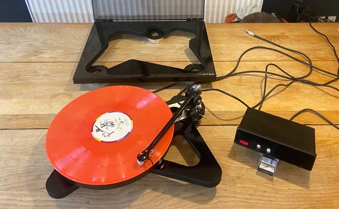 Rega RP8 Planar 8 Turntable with RB808 Tonearm and TTPSU Speed Control Power Supply Unit