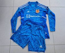 Manchester United Goalkeeper Kit age 11-12 yrs