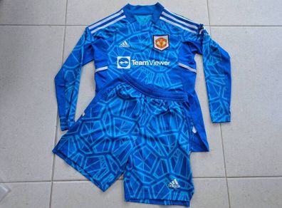 Manchester United Goalkeeper Kit age 11-12 yrs