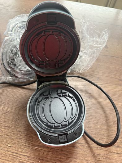 Mini waffle maker