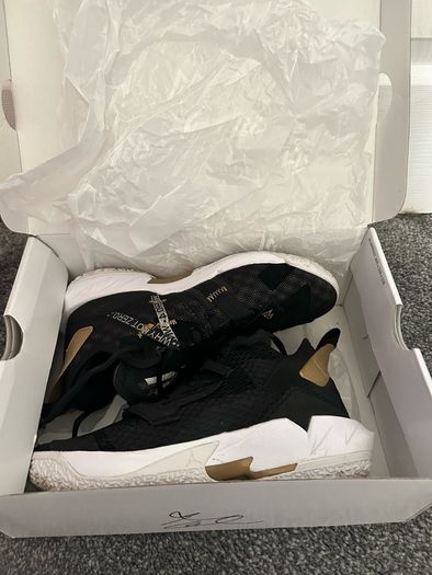 Air Jordans Why not zero.4 size 5