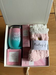 Brand new hug in a box pamper gift for women, spa bath set