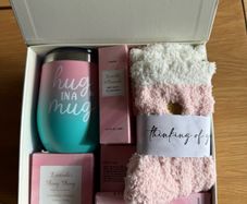 Brand new hug in a box pamper gift for women, spa bath set