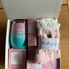 Brand new hug in a box pamper gift for women, spa bath set