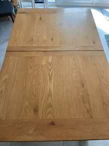 Extendable dining table