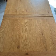 Extendable dining table