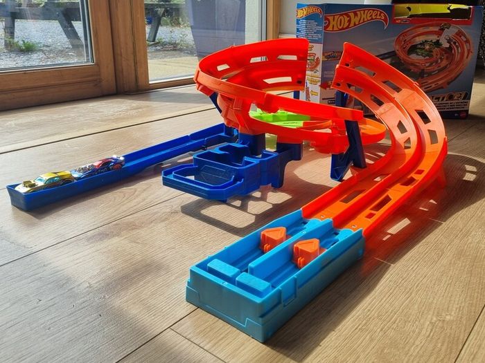 Hot Wheels Circuit Looping Whip Around Raceway Track 2 Diecast Cars