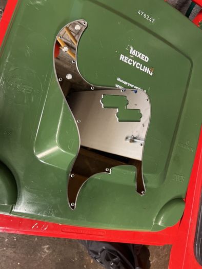 Mirror pick guard p bass