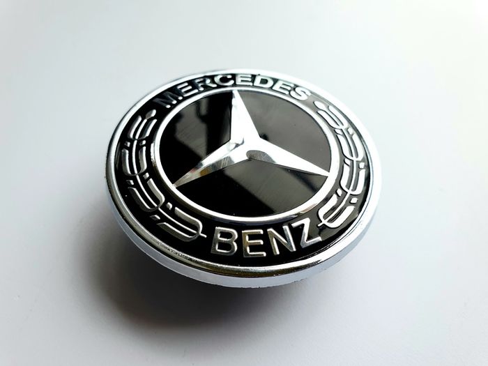 Mercedes - Benz 57mm gloss BLACK Wreath Flat Bonnet Badge Emblem A2228170415  /  A2048170616