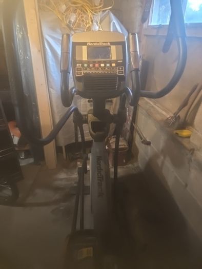 NordicTrack E9.5 Power Incline Elliptical Trainer