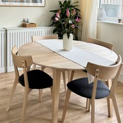 Extendable Dining Table & 4 Chairs in Excellent Condition