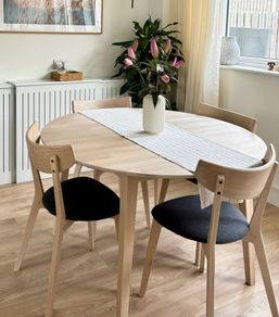 Extendable Dining Table & 4 Chairs in Excellent Condition