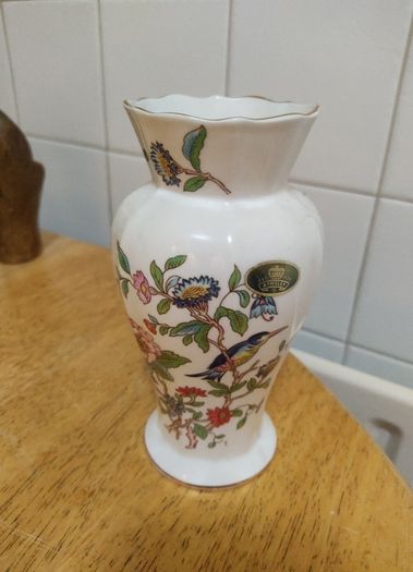 6" Pembroke Edwardian Flower Vase (Gold Trim) by AYNSLEY Fine Bone china in Excellent condition