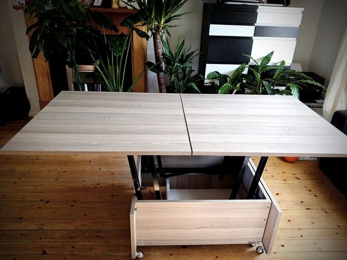 Extendable coffee table