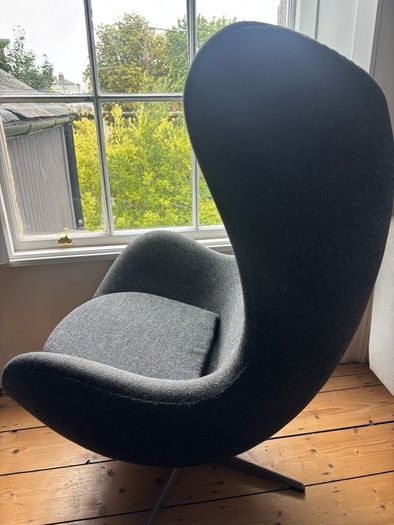 Arne Jacobsen style egg chair