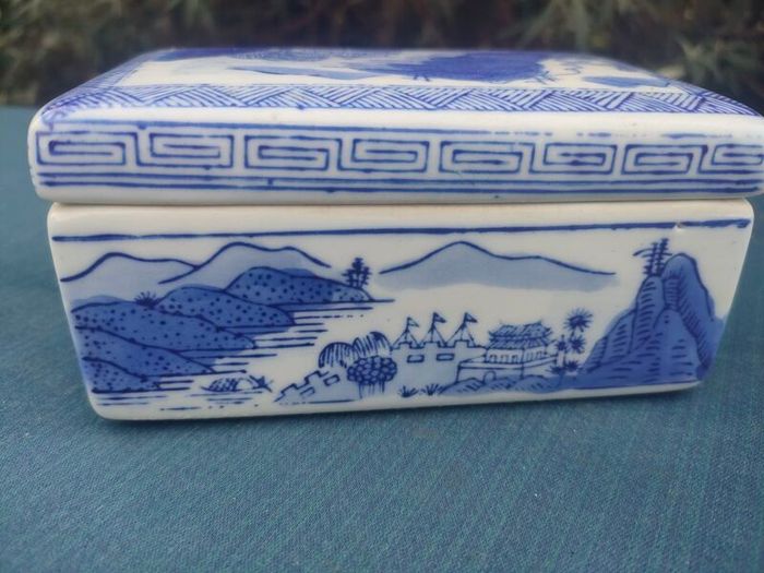 Vintage Chinese Porcelain Lidded Ink Box