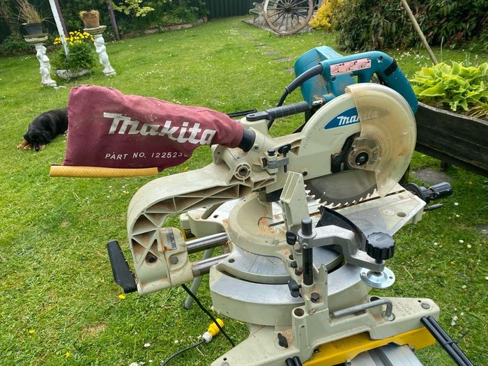 Makita mitre saw 110v and DeWalt leg stand