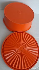 Genuine tubberware vintage cake tub