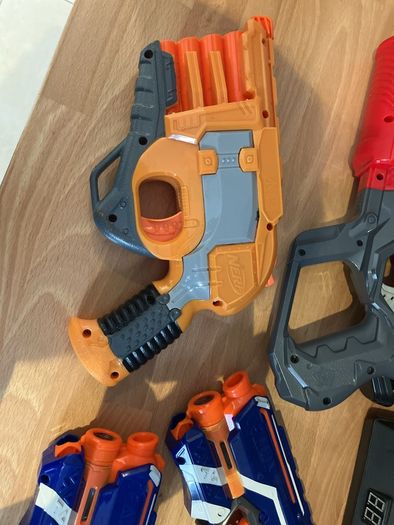 6 nerf guns, bullets and target