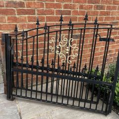 10ft Garden gates great condition delivery available