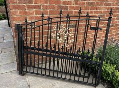 10ft Garden gates great condition delivery available