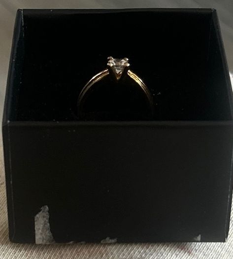 9ct Gold White Topaz Ring 4.08 grams Size O