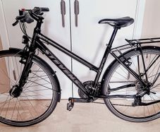 Ladies lite touring bike (LIKE NEW)