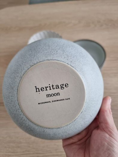 Ceramic small bowls.