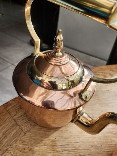 Two antique polished kettles in brass and copper. Stunning.