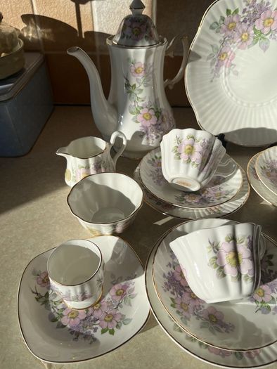 Vintage Royal Tara 21 piece set Irish Blossom in Mint condition