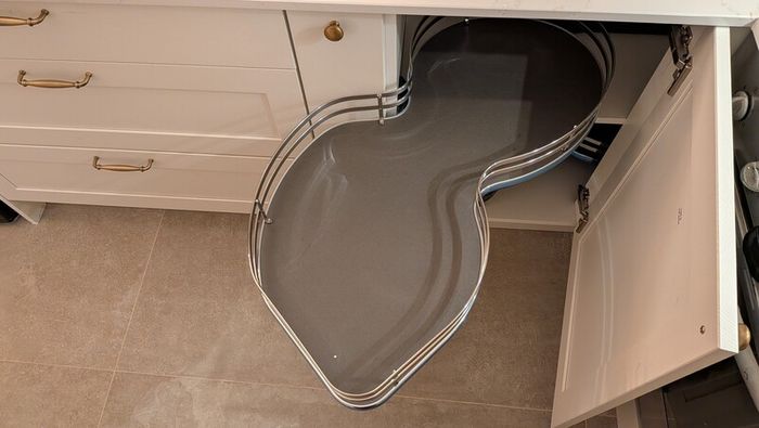 Kitchen corner pull out