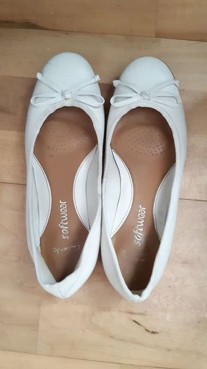 Clarks White Leather Ballet flats