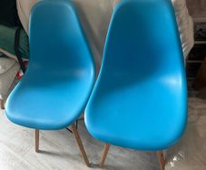 A pair dining  room chairs