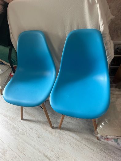 A pair dining  room chairs