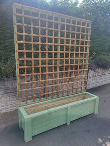 Wooden Planter with Trellis