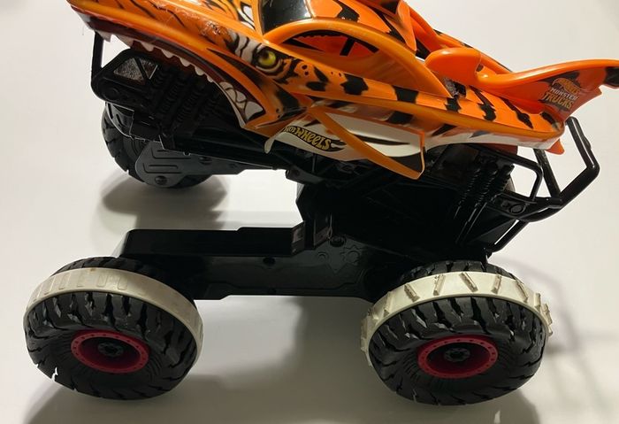 Hot Wheels Monster Trucks Unstoppable Tiger Shark