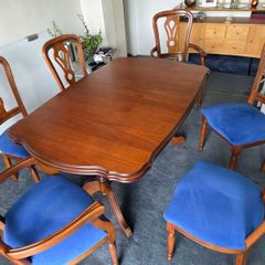 Extendable Table and Chairs