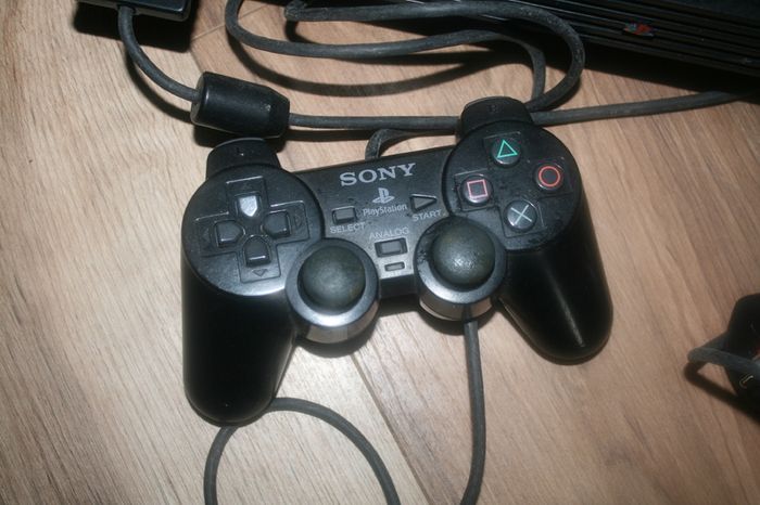 Playstation 2 (works well)